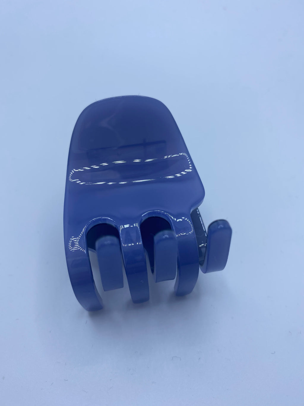 Vorderansicht der kleinen, glänzenden Haarspange Daily in Lavendel-Blau (Lavender Blue) aus Cellulose-Acetat mit einer dezenten Markenaufschrift.