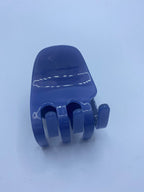 Vorderansicht der kleinen, glänzenden Haarspange Daily in Lavendel-Blau (Lavender Blue) aus Cellulose-Acetat mit einer dezenten Markenaufschrift.