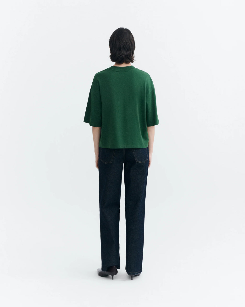 Person von vorne in einem grünen Oversized-T-Shirt "Lena" von Thinking Mu mit Rundhalsausschnitt vor hellem Hintergrund.