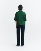 Person von vorne in einem grünen Oversized-T-Shirt "Lena" von Thinking Mu mit Rundhalsausschnitt vor hellem Hintergrund.