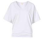 Weißes Kurzarm-Shirt "Silla" von Seute Deern mit V-Ausschnitt und elastischem Bund am Saum vor hellem Hintergrund.