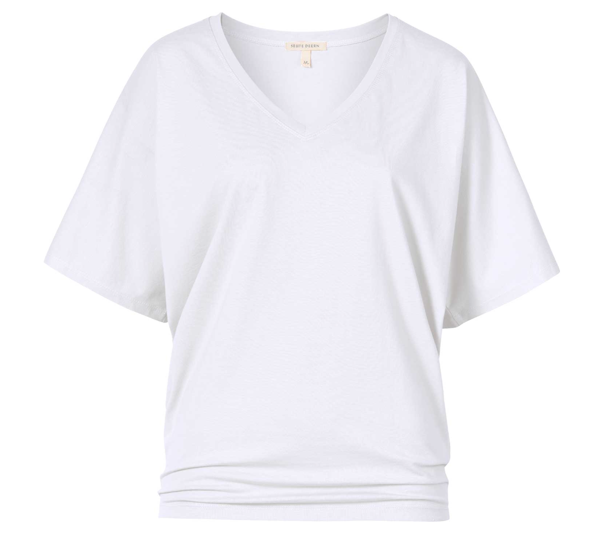 Weißes Kurzarm-Shirt "Silla" von Seute Deern mit V-Ausschnitt und elastischem Bund am Saum vor hellem Hintergrund.
