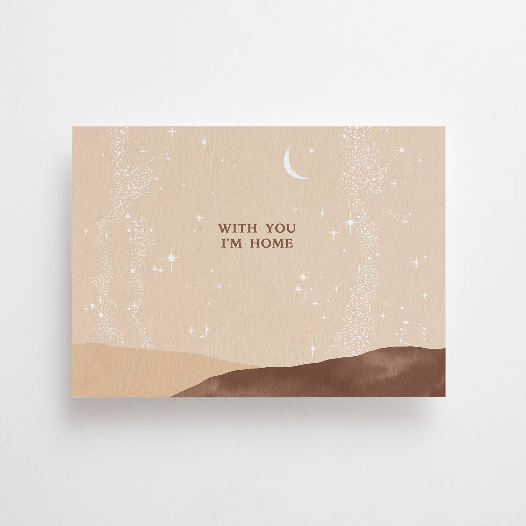 "With you I'm Home" im DIN-A6-Format von Anna Cosma mit nächtlicher Landschaft, Sternenhimmel, Mondsichel und dem Schriftzug „With you I'm Home“.
