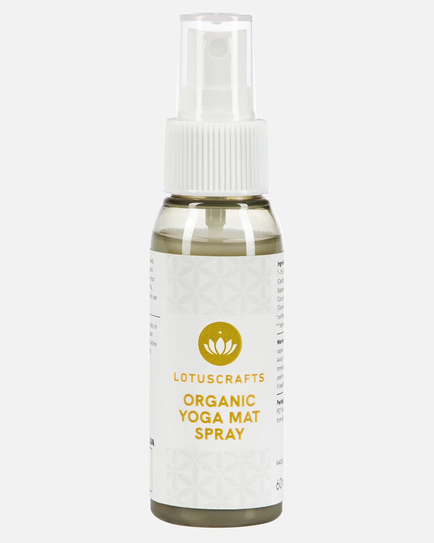 60-ml-Flasche des Bio Yogamatten Sprays von Lotuscrafts mit weißem Sprühkopf und goldenem Logo vor hellem Hintergrund.