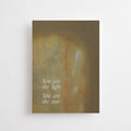 "You are the light" im DIN-A6-Format von Anna Cosma mit einem warmen, erdtonfarbenen Hintergrund und dem weißen Text „You are the light. You are the sun“.