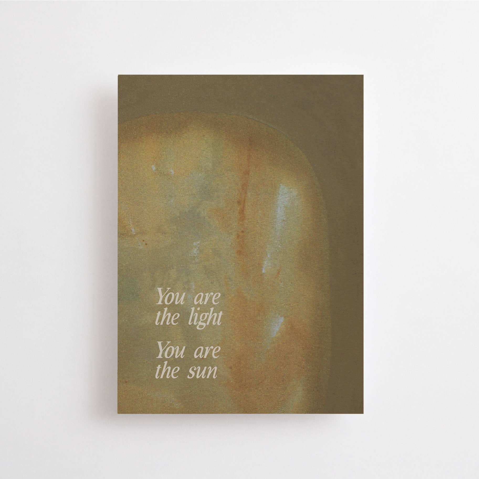 "You are the light" im DIN-A6-Format von Anna Cosma mit einem warmen, erdtonfarbenen Hintergrund und dem weißen Text „You are the light. You are the sun“.