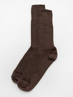 Zwei braun melierte Rippstricksocken mit hohem Schaft und feiner Strickstruktur vor weißem Hintergrund.

