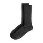 Zwei dunkelanthrazitfarbene, melierte Rippstricksocken mit hohem Schaft vor weißem Hintergrund.

