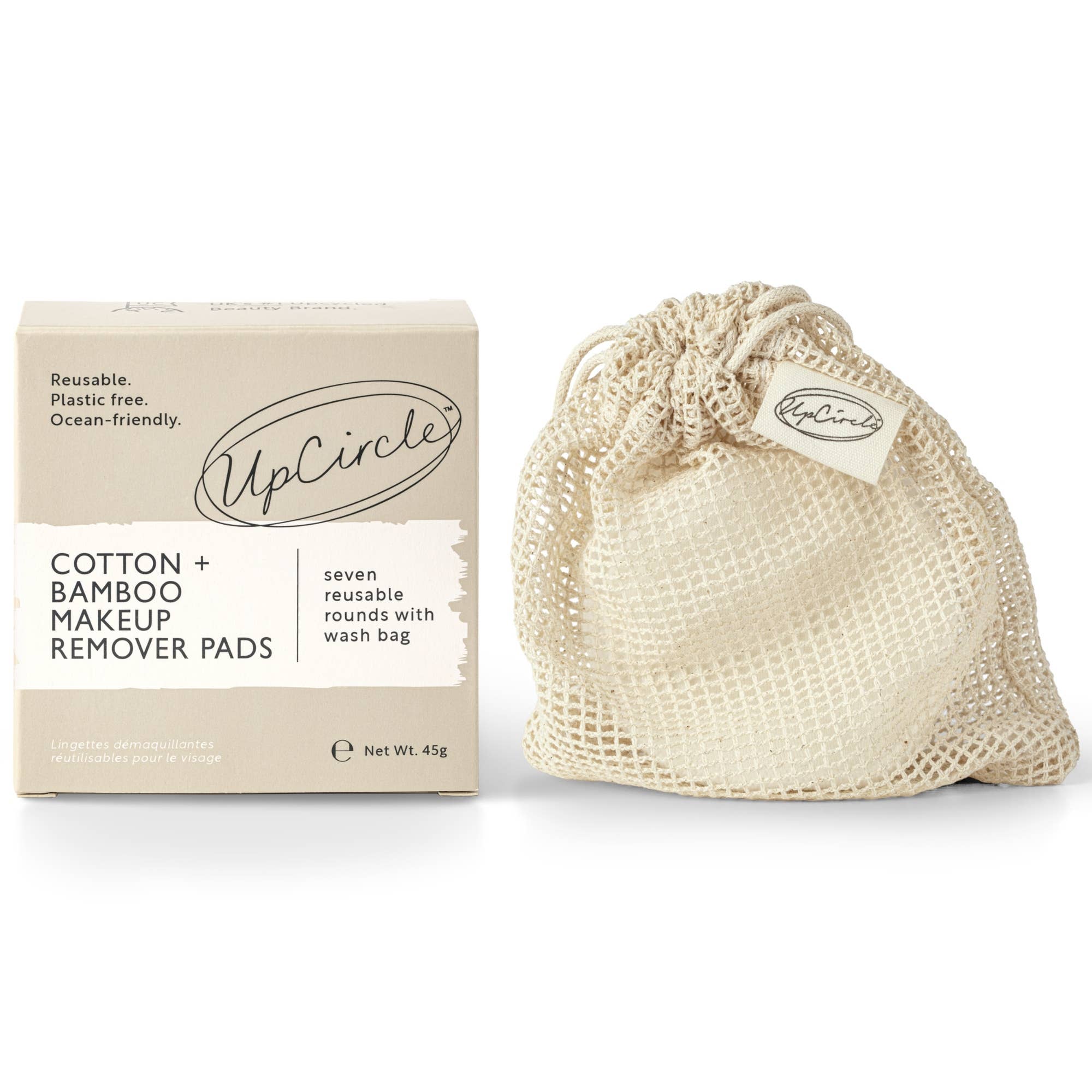 UpCircle Cotton + Bamboo Makeup Remover Pads Verpackung neben dem Baumwoll-Netzwaschbeutel.