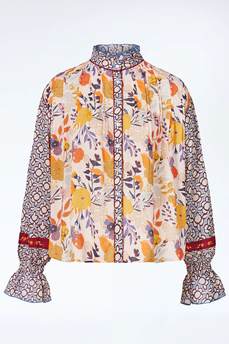 Bluse Emira von Himalaya mit Mustermix aus floralen und geometrischen Elementen, Stehkragen und gerafften Ärmeln.