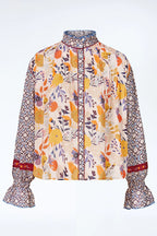 Bluse Emira von Himalaya mit Mustermix aus floralen und geometrischen Elementen, Stehkragen und gerafften Ärmeln.