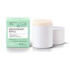 Hellgrüne Umverpackung und weiße zylindrische Deodorant-Nachfüllpatrone "Deodorant Refill" von UpCircle mit Macadamia und Bergamottenöl vor hellem Hintergrund.