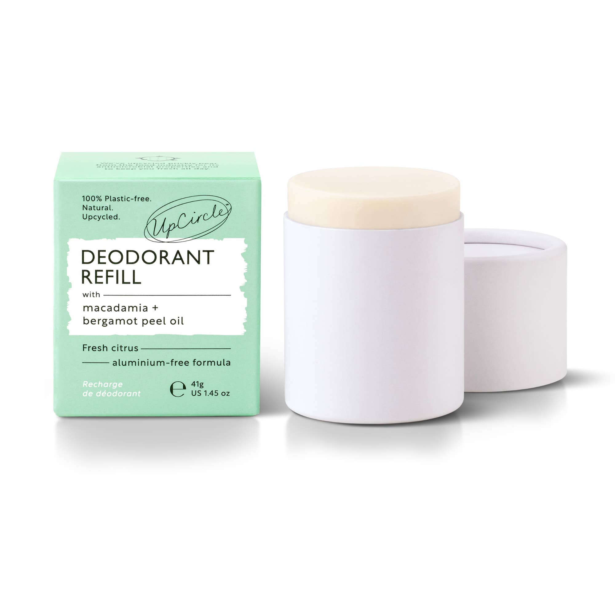 Hellgrüne Umverpackung und weiße zylindrische Deodorant-Nachfüllpatrone "Deodorant Refill" von UpCircle mit Macadamia und Bergamottenöl vor hellem Hintergrund.