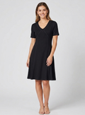 Dunkelgraues bzw. schwarzes Kurzarm-Kleid "Iva" mit V-Ausschnitt, ausgestelltem Rockteil und vertikalen Ziernähten vor hellem Hintergrund.