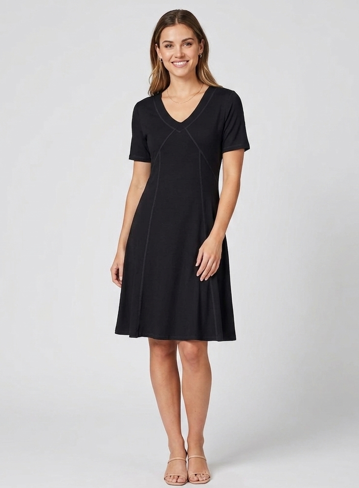 Dunkelgraues bzw. schwarzes Kurzarm-Kleid "Iva" mit V-Ausschnitt, ausgestelltem Rockteil und vertikalen Ziernähten vor hellem Hintergrund.