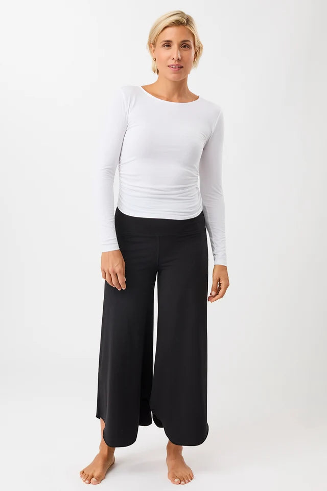 Blonde Frau von vorne in einem weißen Langarmshirt "Side Ruffled" mit Rundhalsausschnitt und seitlichen Raffungen vor hellem Hintergrund.