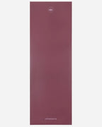 Gefaltete weinrote Yogamatte "Arise Travel" in Dark Cranberry mit Lotus-Logo vor hellem Hintergrund.
