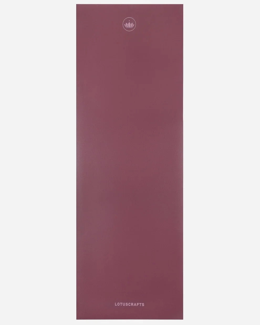Gefaltete weinrote Yogamatte "Arise Travel" in Dark Cranberry mit Lotus-Logo vor hellem Hintergrund.