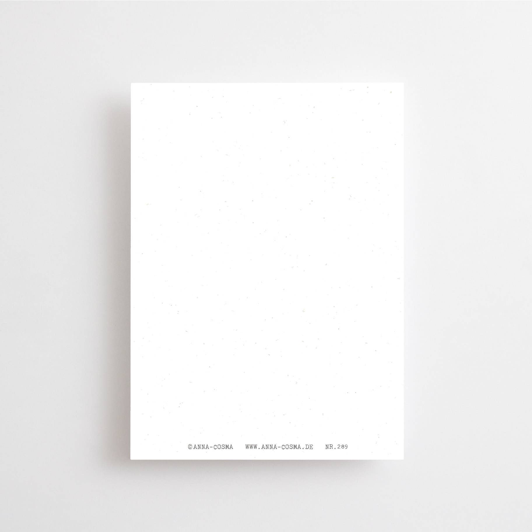 Postkarte "Dance" im DIN-A6-Format von Anna Cosma mit tanzenden, filigranen Figuren, kleinen Sternen und dem Text „Maybe it's all part of the dance...“ auf einem warmen, strukturierten Naturpapier-Hintergrund.