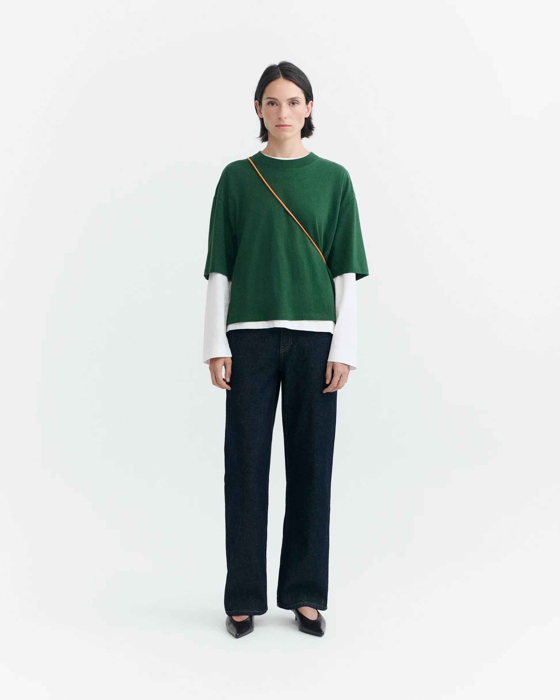 Person von vorne in einem grünen Oversized-T-Shirt "Lena" von Thinking Mu mit Rundhalsausschnitt vor hellem Hintergrund.