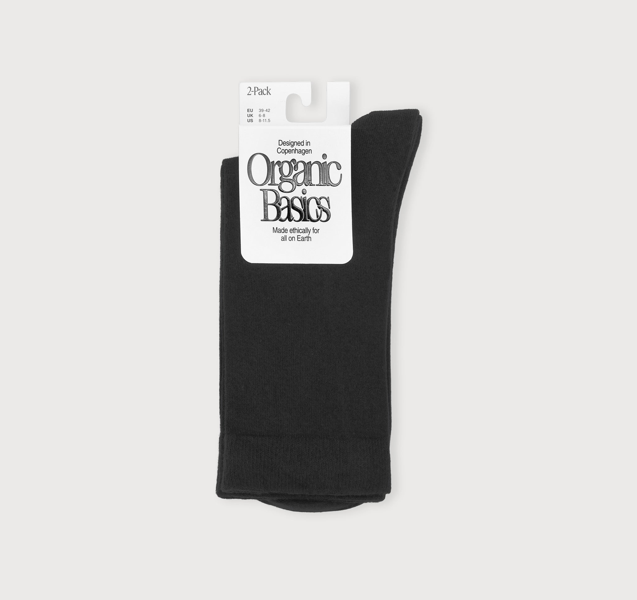 Schwarze Core Crew Socks in klassischer Crew-Länge an den Beinen eines Modells vor hellem Hintergrund.