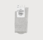 graue Core Crew Socks in klassischer Crew-Länge an den Beinen eines Modells vor hellem Hintergrund.