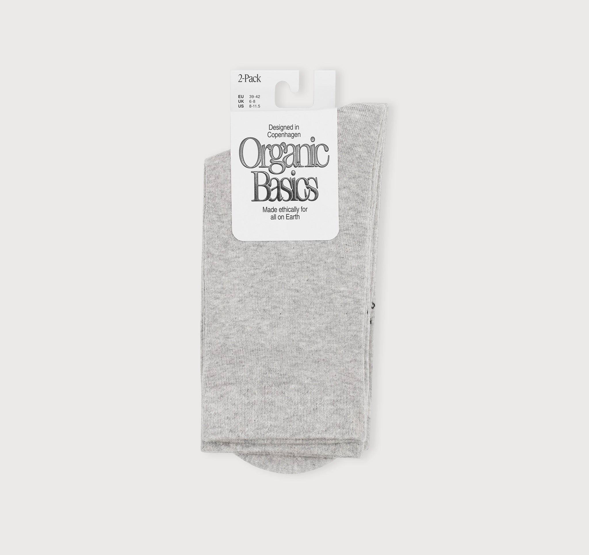 graue Core Crew Socks in klassischer Crew-Länge an den Beinen eines Modells vor hellem Hintergrund.