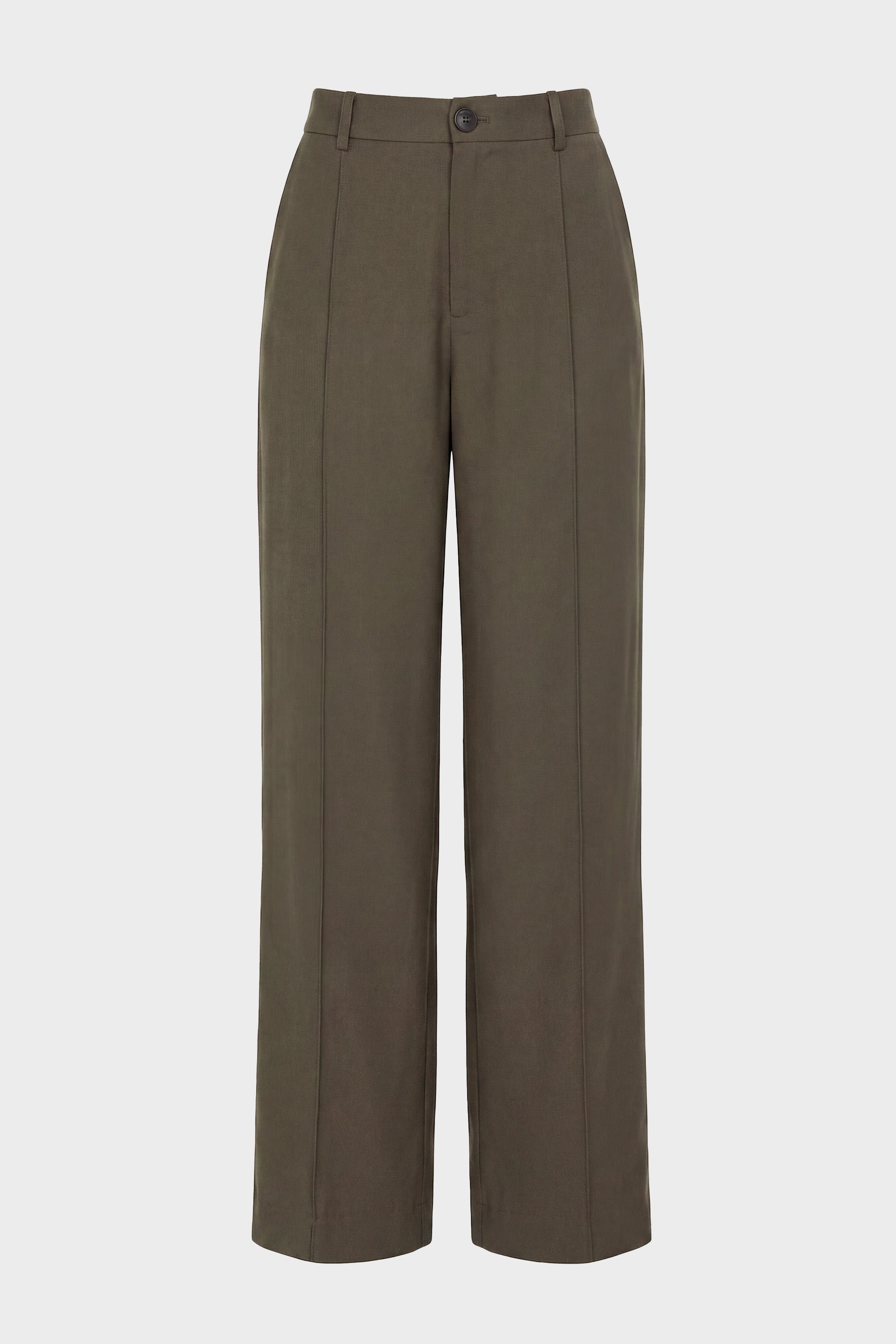 Person von vorne in einer geraden taupefarbenen Hose "Afrika" und einem schwarzen One-Shoulder-Oberteil vor hellem Hintergrund.