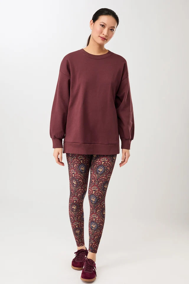Person von vorne in einem rosewoodfarbenen Oversized-Sweatshirt „Sweattie“ mit Rundhalsausschnitt vor hellem Hintergrund.