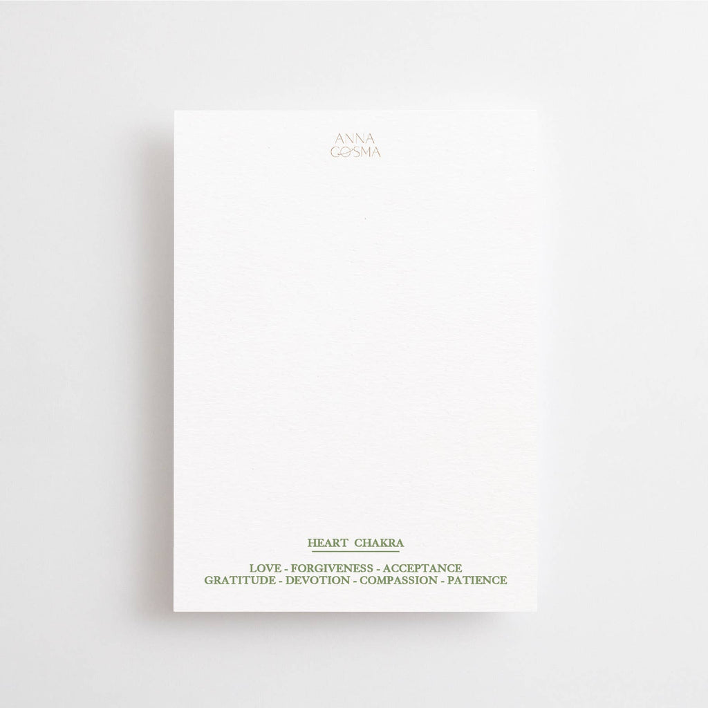 Postkarte "Follow the Love" im DIN-A6-Format von Anna Cosma mit weichen, chakra-inspirierten Farbverläufen in Rosa- und Grüntönen, einem kleinen Sonnen-Symbol und dem Text „FOLLOW THE LOVE, ALWAYS.“.