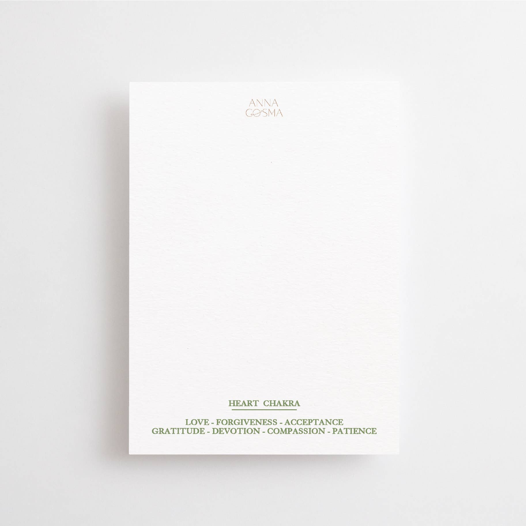 Postkarte "Follow the Love" im DIN-A6-Format von Anna Cosma mit weichen, chakra-inspirierten Farbverläufen in Rosa- und Grüntönen, einem kleinen Sonnen-Symbol und dem Text „FOLLOW THE LOVE, ALWAYS.“.