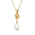 Braut Perlen Drop Kette | Giant’s Causeway von Loinnir Jewellery, handgefertigte Halskette aus 18ct Gold Vermeil mit Keshi Perle