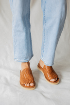 Handgefertigte Sandale Laura von CANO in Braun, mexikanische Huaraches aus vegetabil gegerbtem Leder, nachhaltiges Fair-Trade-Design.