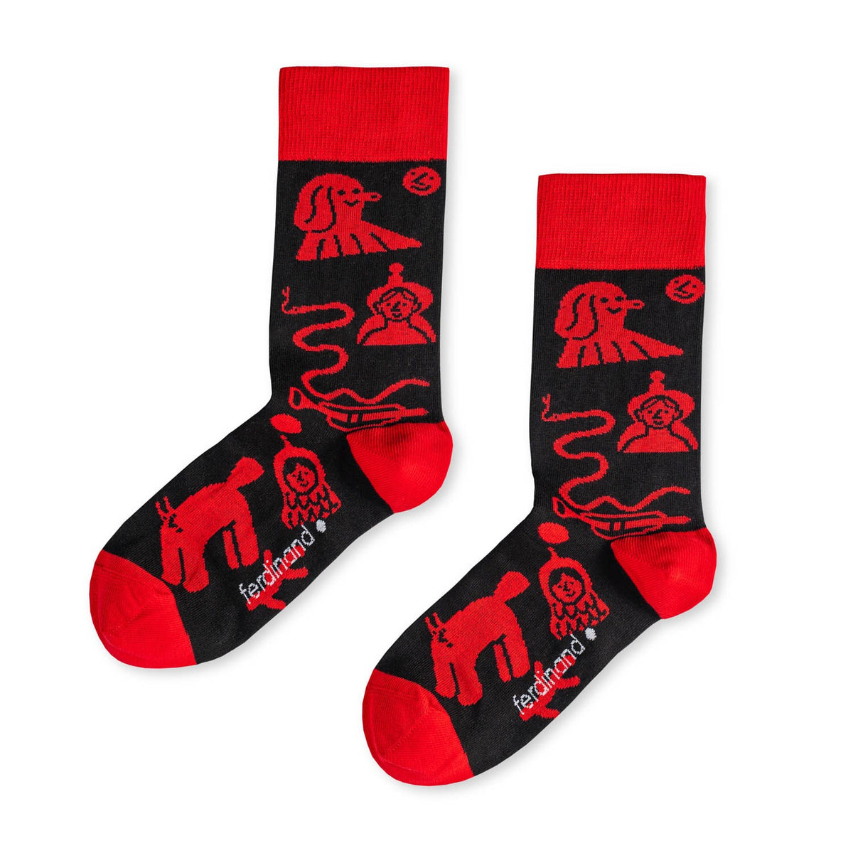 Ein Paar schwarze Socken mit rotem Bund, roter Ferse und Zehenpartie sowie grafischen, roten Figuren- und Tiermotiven auf hellem Hintergrund. koblenz