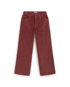 Mahagonifarbene Cordhose "Hedda" aus 100% Bio-Baumwolle mit geradem Bein und aufgesetzten Taschen vor hellem Hintergrund.