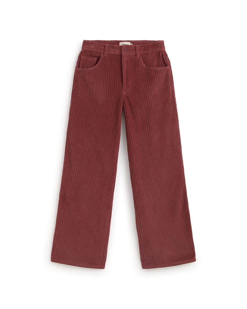 Mahagonifarbene Cordhose "Hedda" aus 100% Bio-Baumwolle mit geradem Bein und aufgesetzten Taschen vor hellem Hintergrund.