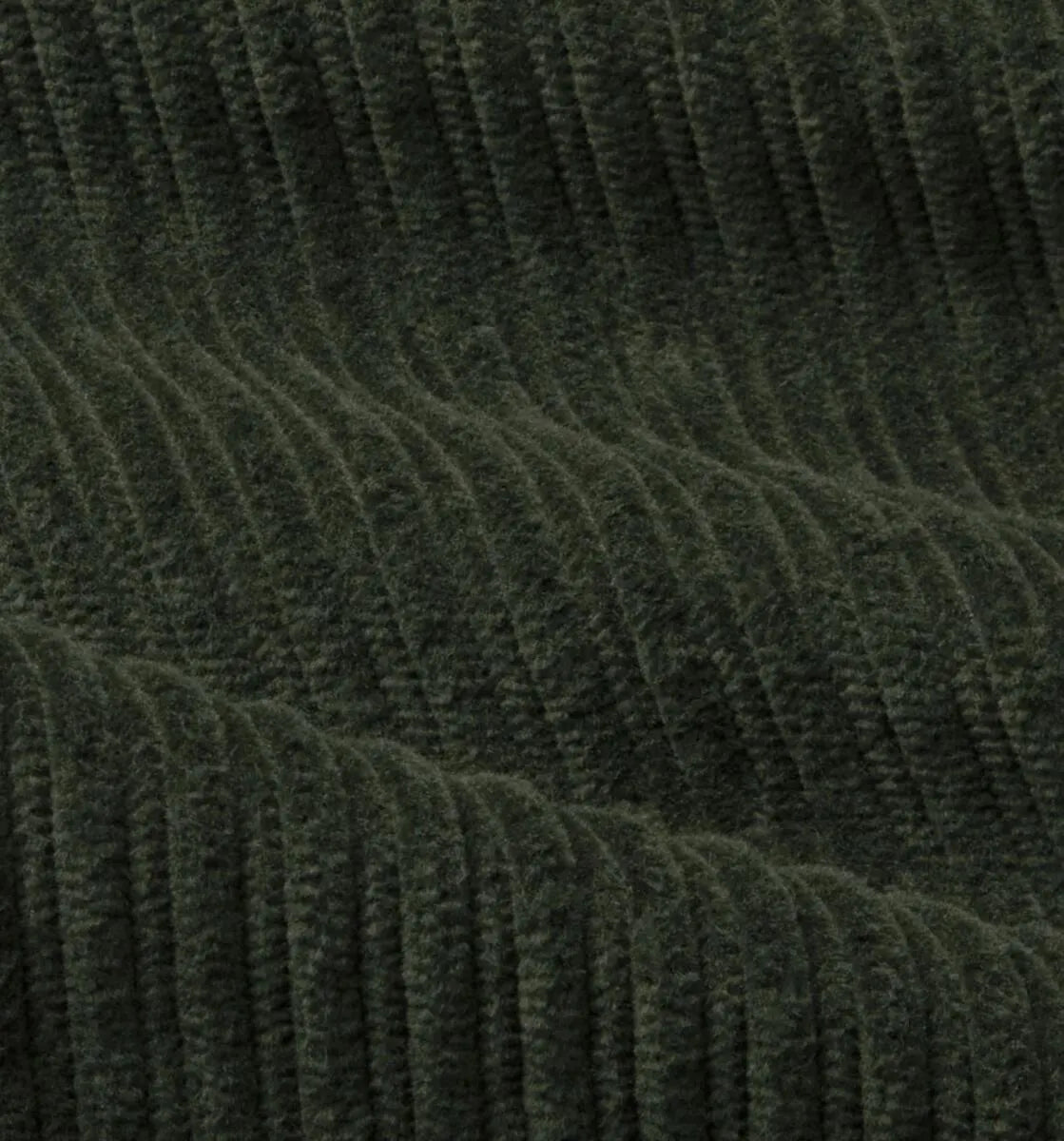 Dunkelgrüne Cordhose "David" von Thinking Mu aus feinem Cord-Stoff mit klassischen Taschen und Gürtelschlaufen vor hellem Hintergrund.