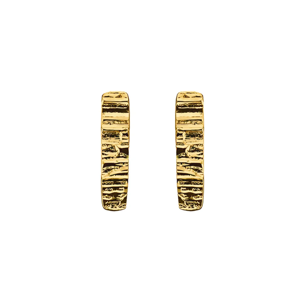 Paarige Ansicht der exklusiven Burren Bar Stud Ohrstecker aus glänzendem 18 Karat Gold Vermeil mit einer strukturierten Felsen-Oberfläche auf weißem Hintergrund.