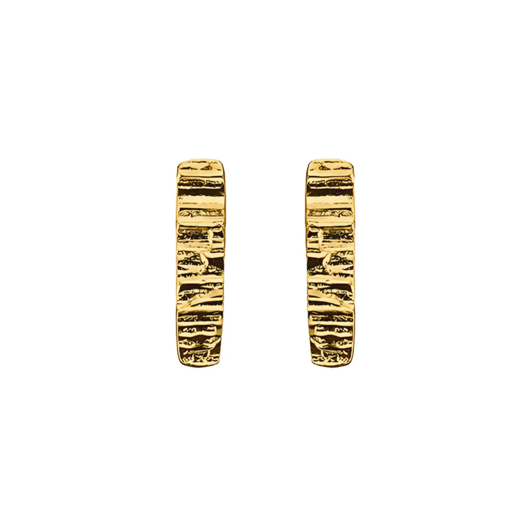 Paarige Ansicht der exklusiven Burren Bar Stud Ohrstecker aus glänzendem 18 Karat Gold Vermeil mit einer strukturierten Felsen-Oberfläche auf weißem Hintergrund.