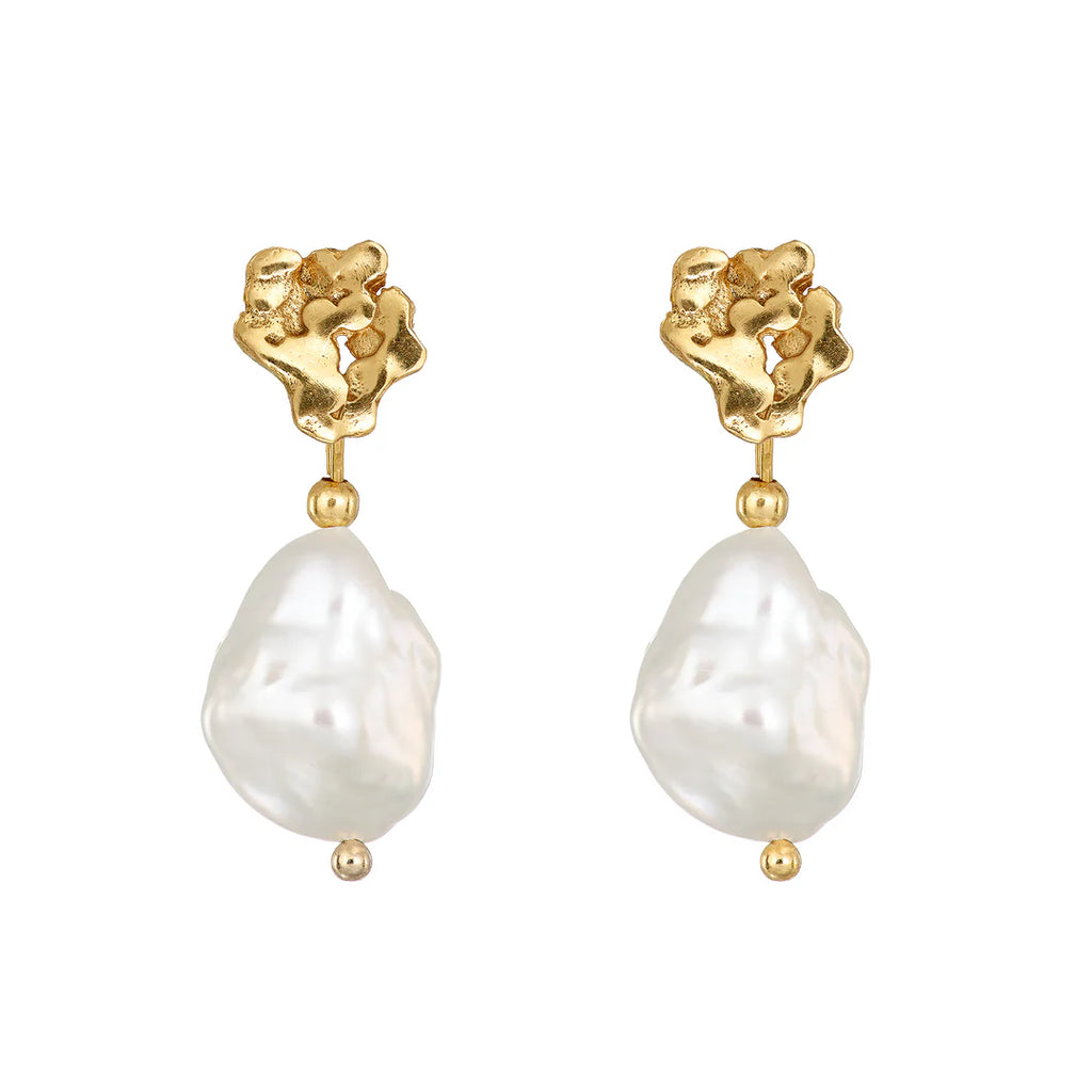 Gold Pearl Drop Ohrringe | Giant’s Causeway von Loinnir Jewellery, handgefertigte Ohrringe mit Keshi Perlen