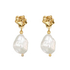 Gold Pearl Drop Ohrringe | Giant’s Causeway von Loinnir Jewellery, handgefertigte Ohrringe mit Keshi Perlen