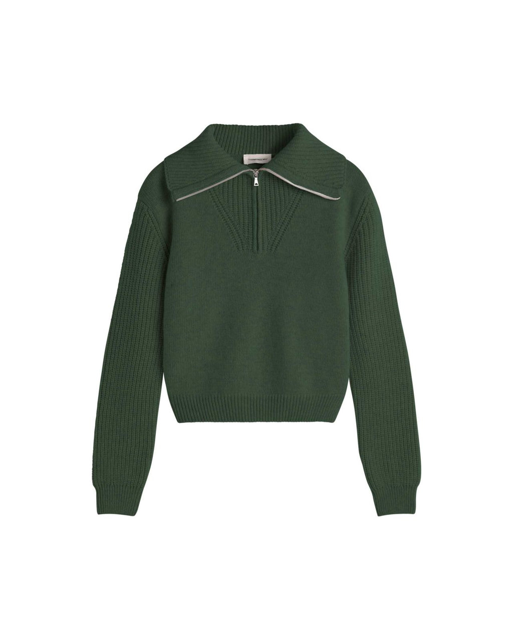 Dunkelgrüner Pullover "Tanit" von Thinking Mu aus Merinowolle mit hohem Kragen, silbernem Reißverschluss und Label am Ausschnitt vor hellem Hintergrund.