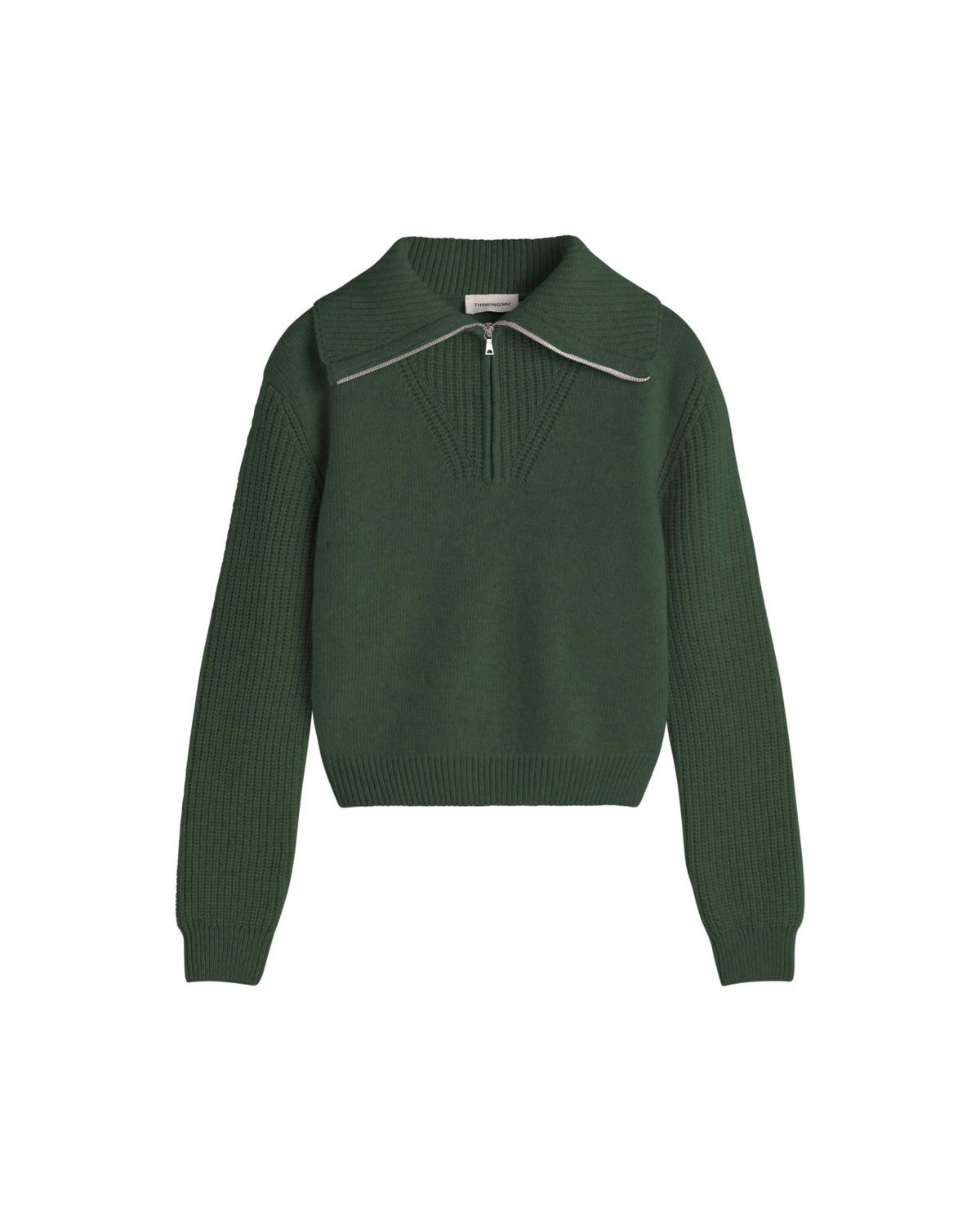 Dunkelgrüner Pullover "Tanit" von Thinking Mu aus Merinowolle mit hohem Kragen, silbernem Reißverschluss und Label am Ausschnitt vor hellem Hintergrund.