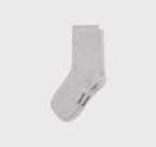 graue Core Crew Socks in klassischer Crew-Länge an den Beinen eines Modells vor hellem Hintergrund.