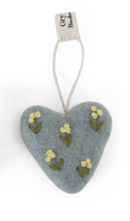 handgefilztes Deko-Herz von Gry & Sif in sanften Farben, verziert mit detailreichen, bunten floralen Stickereien und einer feinen Schlaufe zum Aufhängen.