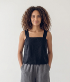 Schwarzes Leinen-Tanktop mit breiten Trägern – nachhaltig und minimalistisch für den Sommer.