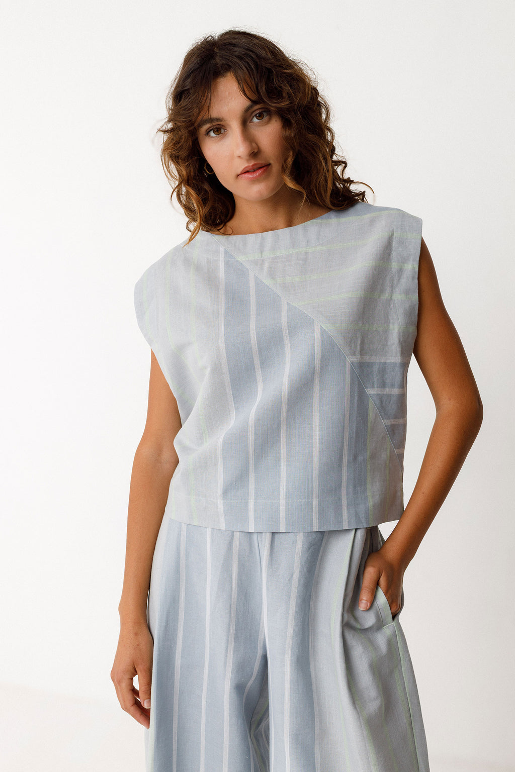 Leinen-Top ärmellos, Bio-Baumwolle Shirt kurz, nachhaltiges Oberteil Damen, LESIA Shirt, minimalistische Sommermode.