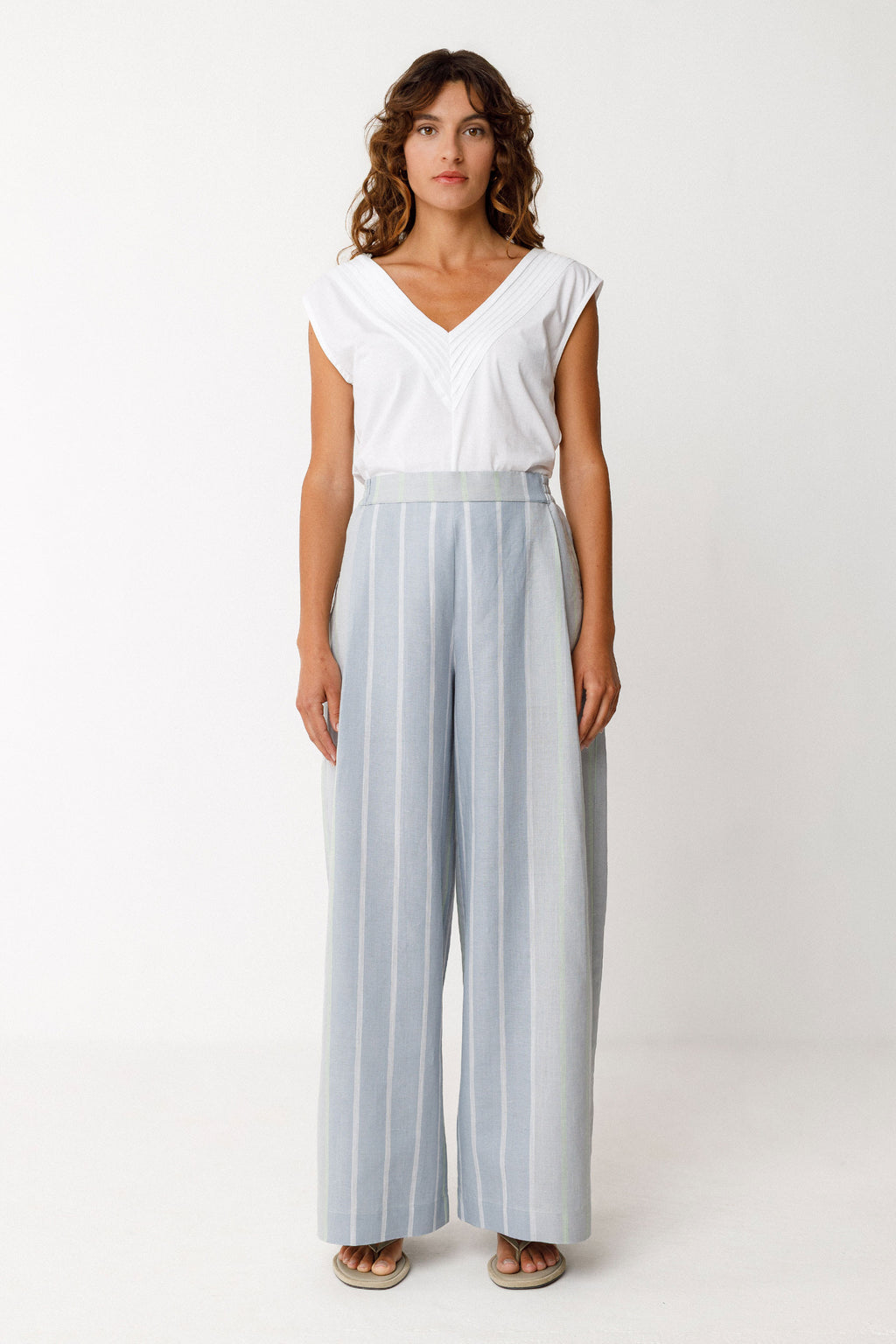 Leinenhose Damen nachhaltig, Bio-Baumwolle Hose locker, LUR Hose, beigefarbene Freizeithose, nachhaltige Sommermode.