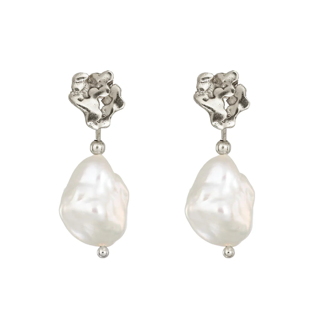 Silver Pearl Drop Ohrringe | Giant’s Causeway von Loinnir Jewellery, handgefertigte Ohrringe aus Sterlingsilber mit Keshi Perlen.