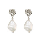 Silver Pearl Drop Ohrringe | Giant’s Causeway von Loinnir Jewellery, handgefertigte Ohrringe aus Sterlingsilber mit Keshi Perlen.